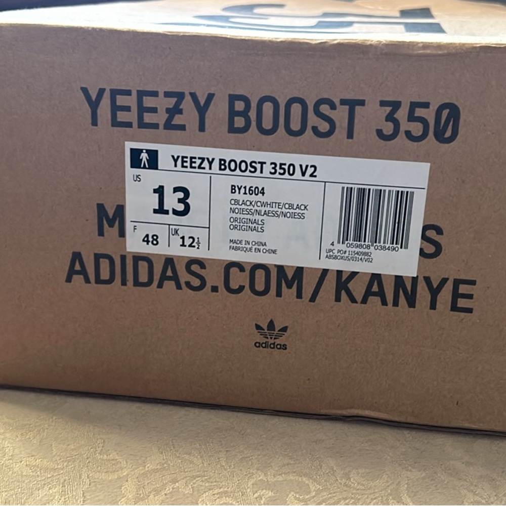 Yeezy Boost 350 V2 - Black/White